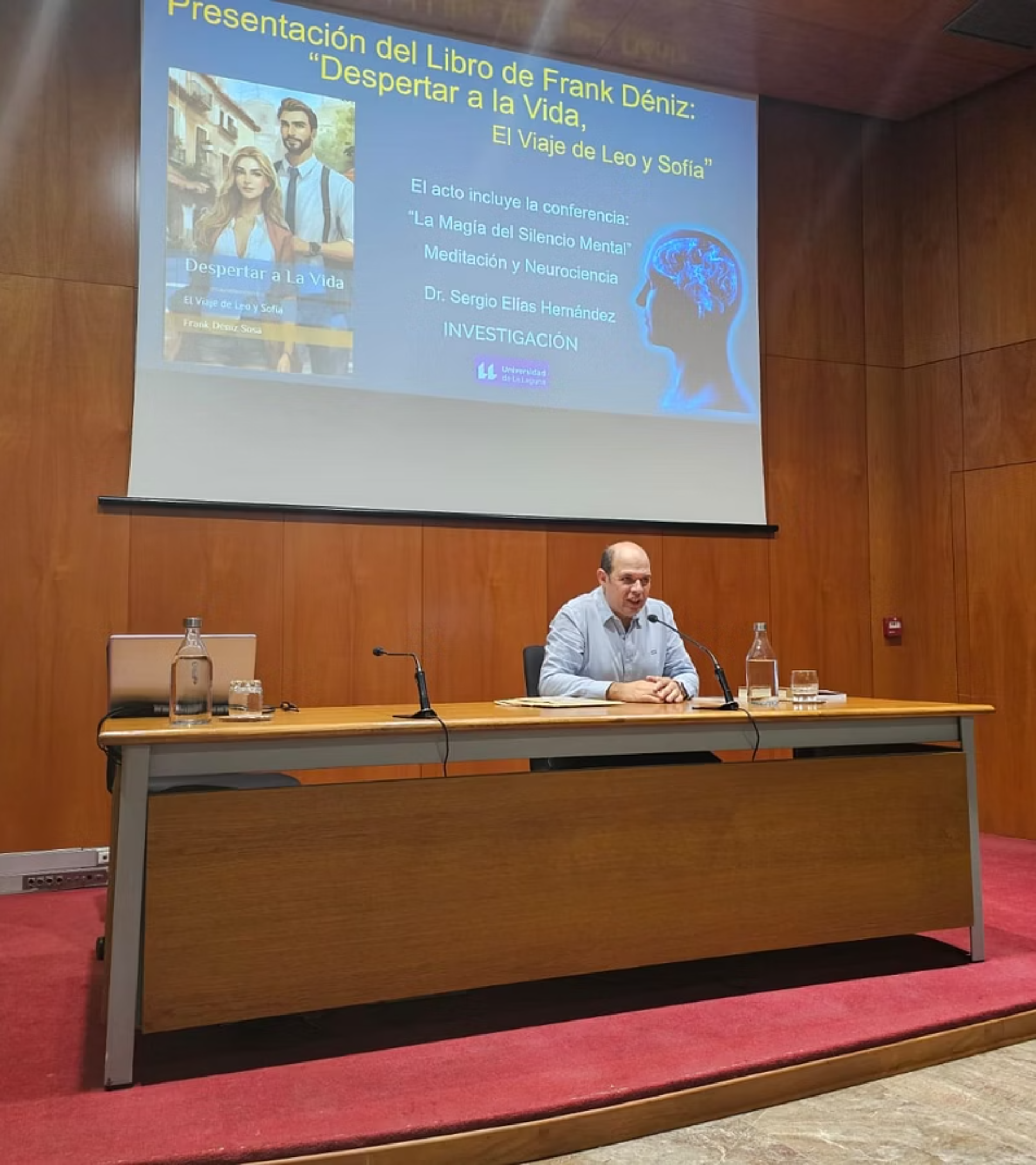 Juan Francisco, autor de la novela Despertar a la Vida, en la presentación oficial