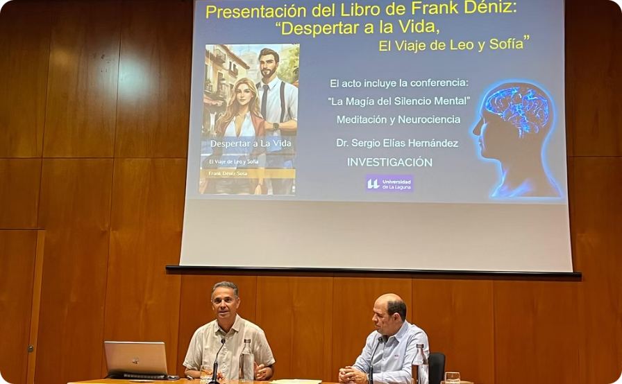 Juan Francisco y el Dr. Sergio Elías Hernández en la presentación del libro